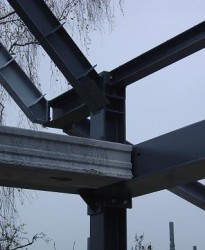 Staalconstructie_knooppunt_hoedligger_leiding_kanaalplaat_overbouwing_woning