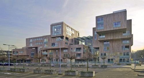 Brandvertragend_Crystal_Court_Tangram Architecten_Houtsoort_WesternRedCedar_Partner_Leegwater_Houtbereiding